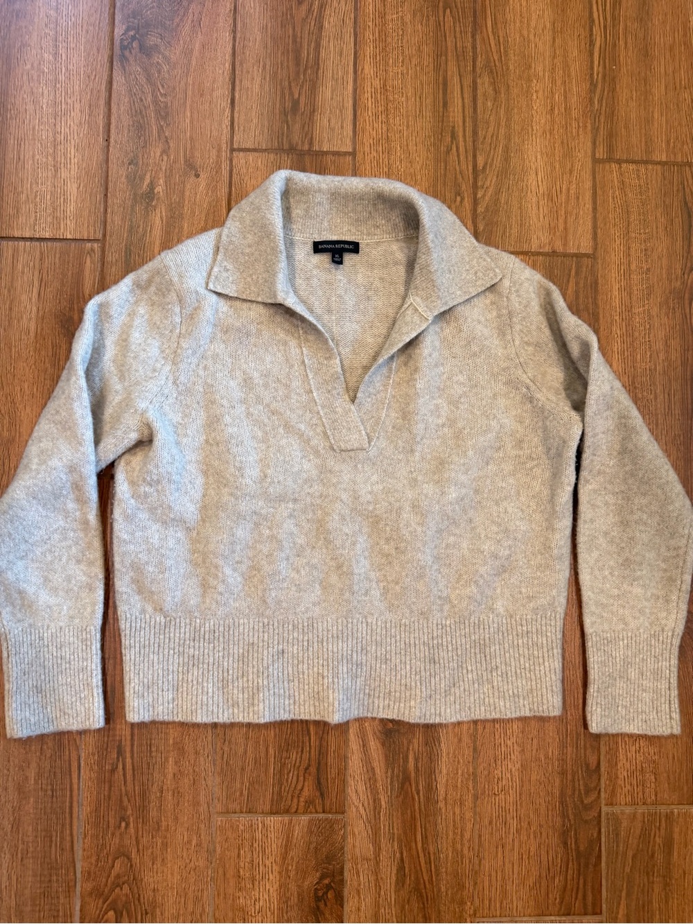 Banana Republic Light Gray vneck -Collar Sweater wool blend / women’s xl